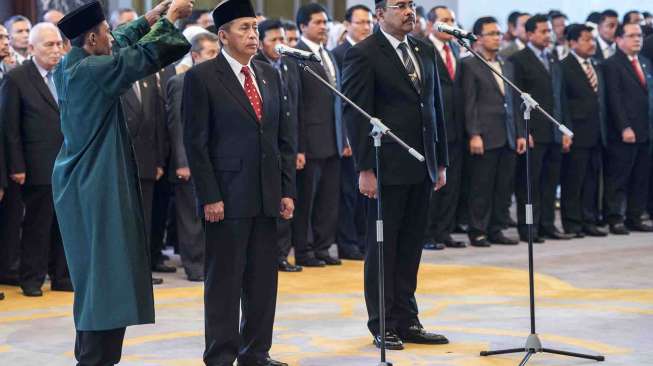 Ketua Badan Pemeriksa Keuangan (BPK) Moermahadi Soerja Djanegara (tengah) bersama Wakil Ketua BPK Bahrullah Akbar (kanan) mengikuti prosesi pengucapan sumpah jabatan Ketua BPK di gedung Mahkamah Agung, Jakarta, Rabu (26/4).