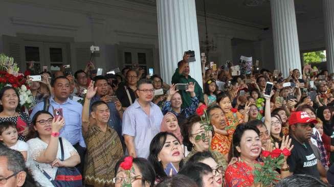 Warga DKI Jakarta menyambangi Balai Kota, Jakarta, Rabu (26/4).