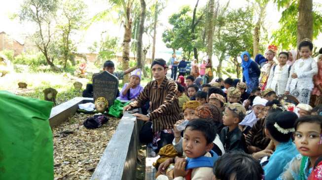 Kartini Cilik Nyekar di Makam Mpu Topeng Malangan