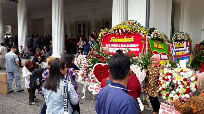 Ratusan Bunga dan Pendukung Ahok-Djarot Penuhi Balai Kota