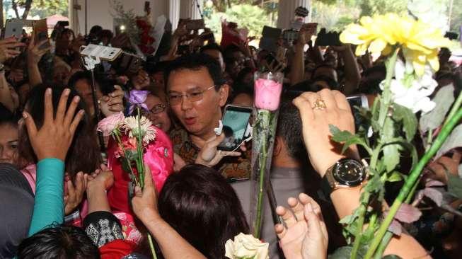 Warga DKI Jakarta bertemu Gubernur DKI Jakarta Basuki Tjahaja Purnama (Ahok).