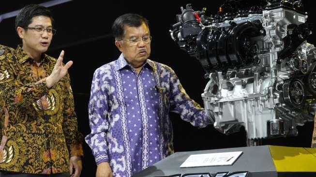 Wakil Presiden (Wapres) Jusuf Kalla dalam acara pembukaan pameran otomotif Indonesia International Motor Show (IIMS) 2017 di JIExpo Kemayoran, Jakarta, Kamis (27/4/2017). [Suara.com/Oke Atmaja]