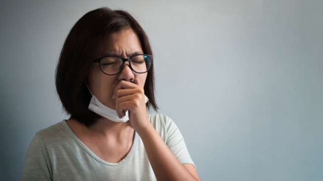 Ilustrasi perempuan menderita flu dan batuk. (Shutterstock)