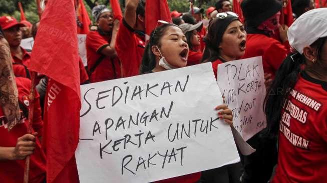 Ratusan buruh yang tergabung dalam Federasi Serikat Buruh Karya Utama (FSBKU) meneriakkan tuntutan saat aksi unjuk rasa di depan gedung Kementerian BUMN di Jakarta, Kamis (27/4/2017). [Suara.com/Kurniawan Mas'ud]