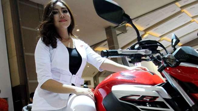 Penampilan salah seorang sales promotion girl (SPG) di ajang Indonesia International Motor Show 2017 di JIExpo Kemayoran, Jakarta, Kamis (27/4/2017). [Suara.com/Oke Atmaja]