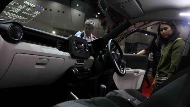 Bagian interior Suzuki SUV urban terbaru, Ignis, saat ditampilkan di pameran otomotif Indonesia International Motor Show (IIMS) 2017 di JIExpo Kemayoran, Jakarta, Kamis (27/4/2017). [Suara.com/Oke Atmaja]