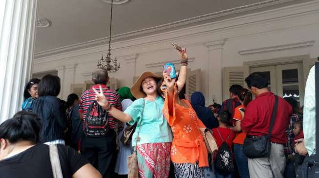 Luangkan Waktu, Ahok Salaman dan Foto Bersama Warga