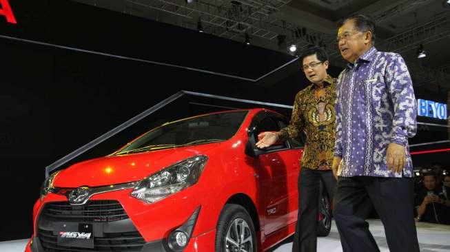 Wakil Presiden (Wapres) Jusuf Kalla (JK) melihat-lihat produk di pembukaan pameran otomotif Indonesia International Motor Show (IIMS) 2017 di JIExpo Kemayoran, Jakarta, Kamis (27/4/2017). [Suara.com/Oke Atmaja]