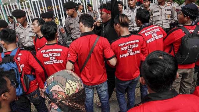 Sejumlah besar buruh yang tergabung dalam Federasi Serikat Buruh Karya Utama (FSBKU) melakukan aksi unjuk rasa di depan gedung Kementerian BUMN di Jakarta, Kamis (27/4/2017). [Suara.com/Kurniawan Mas'ud]