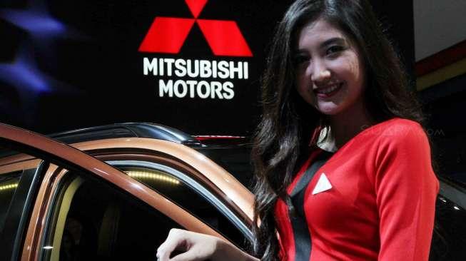 Penampilan salah satu sales promotion girl (SPG) di perhelatan Indonesia International Motor Show 2017 di JIExpo Kemayoran, Jakarta, Kamis (27/4/2017). [Suara.com/Oke Atmaja]