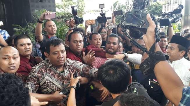 Pendukung Ricuh Saat Fahd A Rafiq Dibawa Pakai Mobil Tahanan KPK