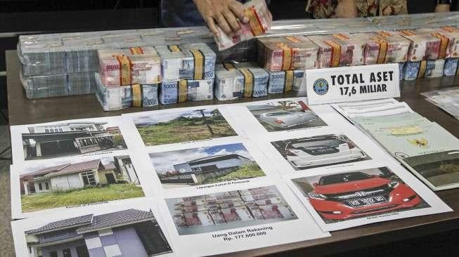 Barang bukti hasil kejahatan narkotika dalam bentuk Tindak Pidana Pencucian Uang (TPPU) yang dirilis oleh Badan Narkotika Nasional (BNN) di Jakarta, Jumat (28/4/2017). [Suara.com/Kurniawan Mas'ud]