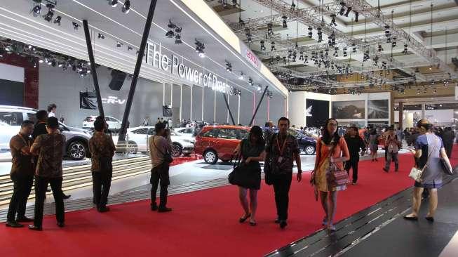 Salah satu suasana ajang Indonesia International Motor Show (IIMS) 2017 di JIExpo Kemayoran, Jakarta, Jumat (28/4/2017). [Suara.com/Oke Atmaja]