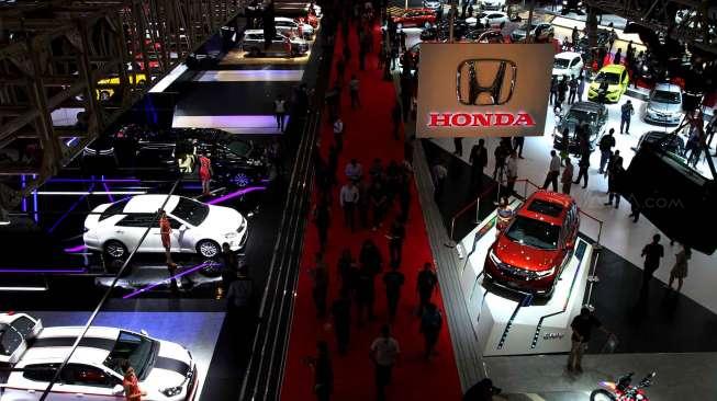 Suasana ajang Indonesia International Motor Show (IIMS) 2017 di JIExpo Kemayoran, Jakarta, Jumat (28/4/2017). [Suara.com/Oke Atmaja]