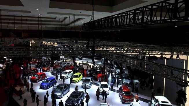 Suasana ajang Indonesia International Motor Show (IIMS) 2017 di JIExpo Kemayoran, Jakarta, Jumat (28/4/2017). [Suara.com/Oke Atmaja]