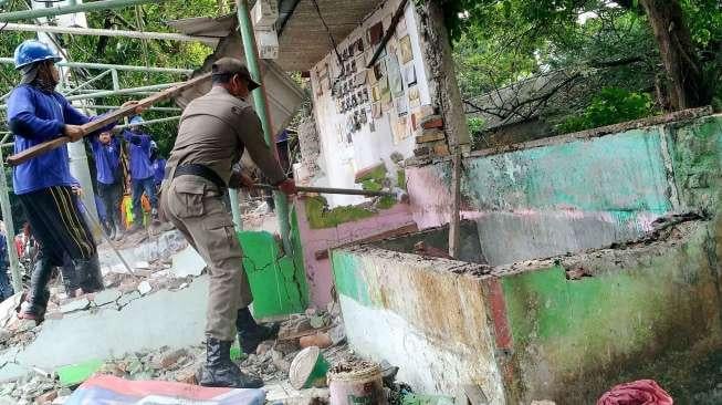 Petugas Satpol PP merubuhkan bangunan liar di Jalan Anyer, Menteng, Jakarta, Jumat (28/4/2017). [Suara.com/Oke Atmaja]