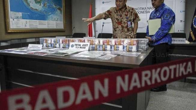 Badan Narkotika Nasional (BNN) merilis barang bukti hasil kejahatan narkotika dalam bentuk Tindak Pidana Pencucian Uang (TPPU) di Jakarta, Jumat (28/4/2017). [Suara.com/Kurniawan Mas'ud]