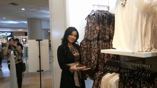 Gaet Titi Kamal, 'Brand' Minimal Incar Pecinta Batik