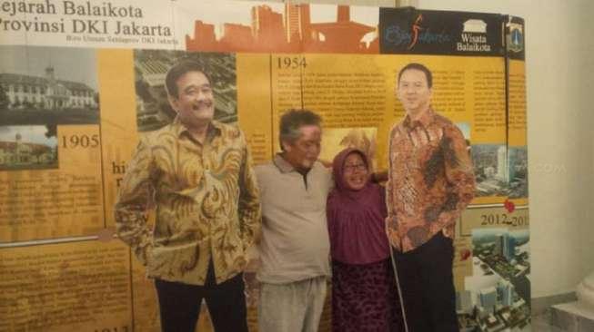 Warga Jakarta Rela Antre Demi Foto dengan Patung Ahok-Djarot