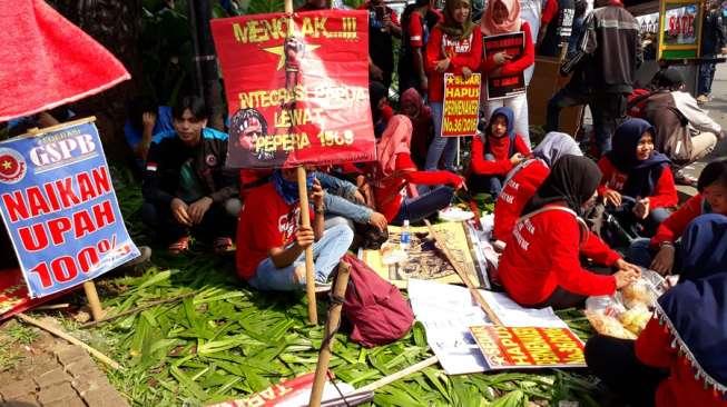 Taman Rusak Diduduki Buruh, Karangan Bunga Ahok Juga Hancur