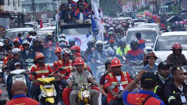 Pekerja PT Freeport dan kontraktor menggelar aksi peringatan Hari Buruh Internasional di Timika, Papua, Senin (1/5).