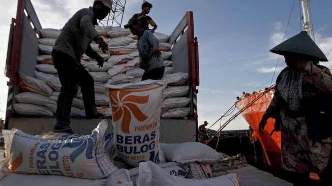 Buruh angkut memindahkan karung beras Bulog yang siap didistribusikan ke sejumlah wilayah Nusantara melalui Pelabuhan Sunda Kelapa, Jakarta, Sabtu (29/4).