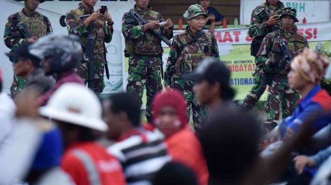 Pekerja PT Freeport dan kontraktor menggelar aksi peringatan Hari Buruh Internasional di Timika, Papua, Senin (1/5).