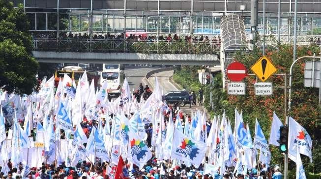 Ribuan buruh menggelar perayaan May Day di kawasan Patung Kuda, Monas, Jakarta, Senin (1/5).