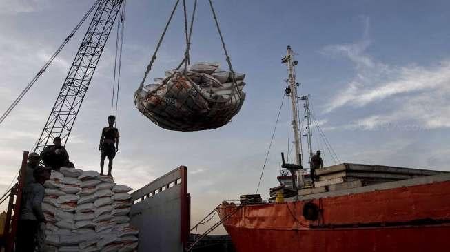 Buruh angkut memindahkan karung beras Bulog yang siap didistribusikan ke sejumlah wilayah Nusantara melalui Pelabuhan Sunda Kelapa, Jakarta, Sabtu (29/4).