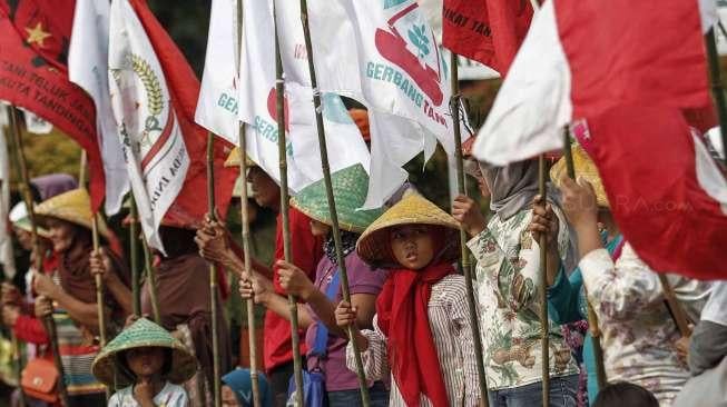 Puluhan anak usia 10-14 tahun warga Teluk Jambe melakukan aksi kubur diri di depan Istana Merdeka, Jakarta, Selasa (2/5).