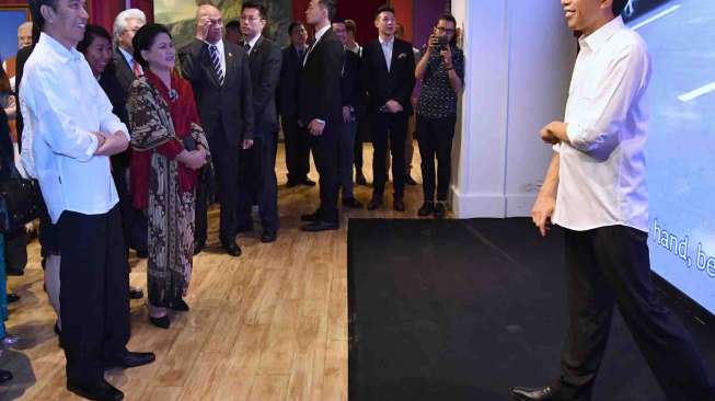 Presiden Joko Widodo memberikan keterangan pers di samping figur lilin dirinya yang terpajang di Museum Madame Tussauds, Hong Kong, Senin (1/5).