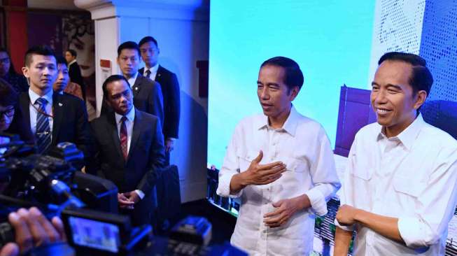 Presiden Joko Widodo memberikan keterangan pers di samping figur lilin dirinya yang terpajang di Museum Madame Tussauds, Hong Kong, Senin (1/5).