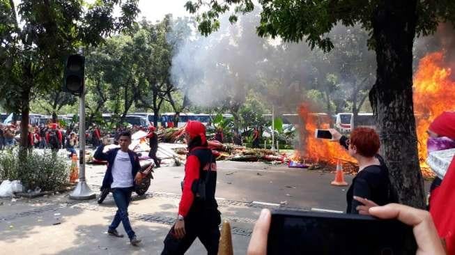 Budiman: Tak Ada Sejarahnya Buruh Bakar Bunga