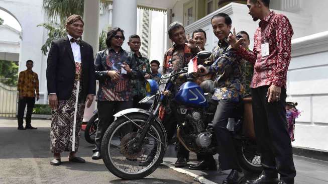 Presiden Joko Widodo menerima pegiat literasi inspiratif, Istana Negara, Jakarta, Selasa (2/5).