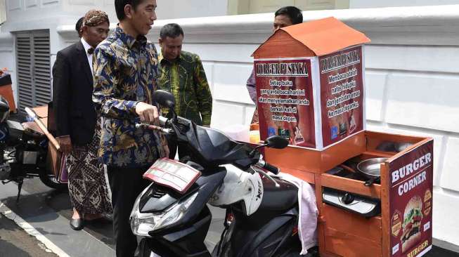 Presiden Joko Widodo menerima pegiat literasi inspiratif, Istana Negara, Jakarta, Selasa (2/5).