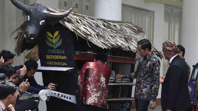 Presiden Joko Widodo menerima pegiat literasi inspiratif, Istana Negara, Jakarta, Selasa (2/5).