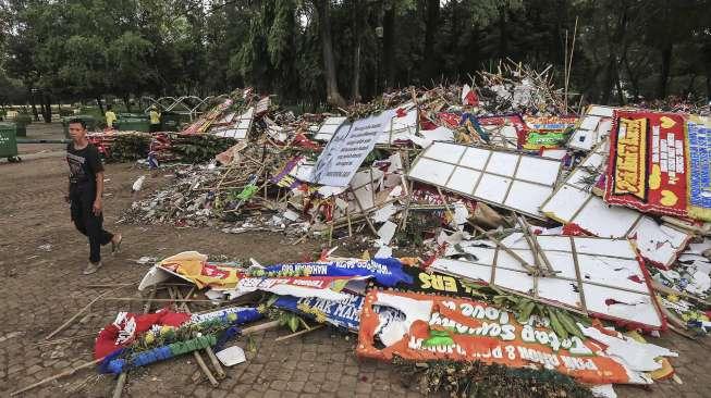 Tumpukan sampah bekas karangan bunga untuk Gubernur DKI Jakarta Basuki Tjahaja Purnama (Ahok) dan Wakil Gubernur Djarot Siful Hidayat di Taman Monumen Nasional (Monas), Jakarta, Rabu (3/5).