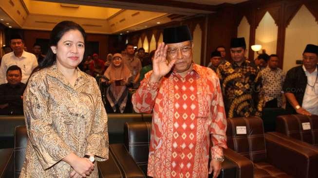 Menko PMK Puan Maharani bersama Ketua PBNU Said Aqil Siradj melakukan MOU di kantor PBNU, Jakarta, Rabu (3/5).