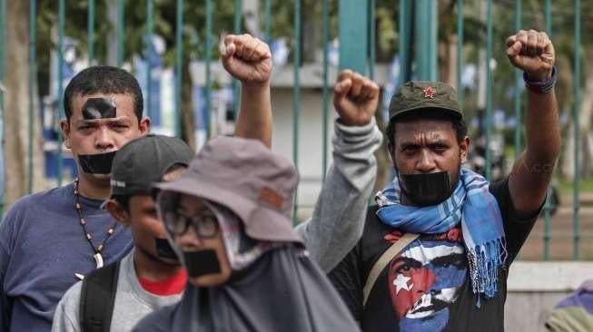 Puluhan aktivis Front Rakyat Indonesia untuk West Papua dan Aliansi Mahasiswa Papua melakukan aksi unjuk rasa bertema "No Press Freedom in Papua" di depan pintu gerbang masuk Jakarta Convention Center (JCC) Senayan, Jakarta, Rabu (3/5). 