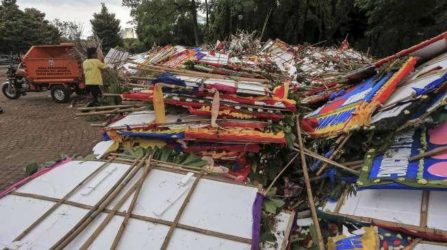 Tumpukan sampah bekas karangan bunga untuk Gubernur DKI Jakarta Basuki Tjahaja Purnama (Ahok) dan Wakil Gubernur Djarot Siful Hidayat di Taman Monumen Nasional (Monas), Jakarta, Rabu (3/5).