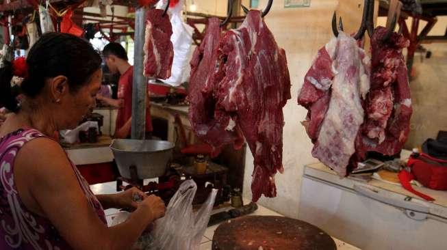 Pedagang daging sapi di Pasar Rumput, Jakarta, Selasa (2/5).