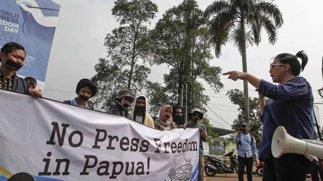 Puluhan aktivis Front Rakyat Indonesia untuk West Papua dan Aliansi Mahasiswa Papua melakukan aksi unjuk rasa bertema "No Press Freedom in Papua" di depan pintu gerbang masuk Jakarta Convention Center (JCC) Senayan, Jakarta, Rabu (3/5). 