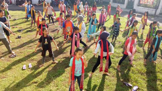 Hari Tari Sedunia, Kampung Budaya Polowijen Ajak Anak-Anak Menari