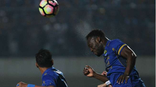 Tumbangkan Gresik United, Persib Puncaki Klasemen