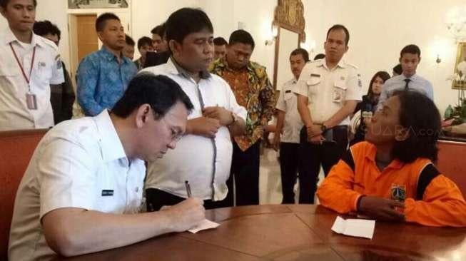 Dipecat Sepihak, 'Pasukan Oranye' Ini Nangis Mengadu ke Ahok