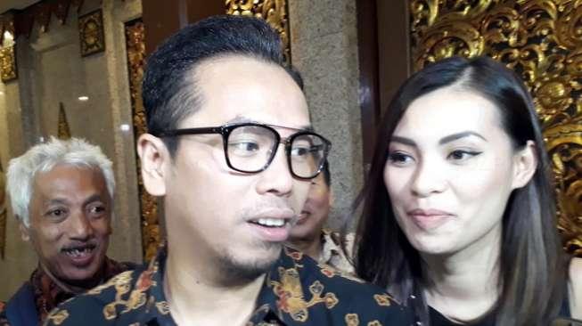 Penyanyi Sammy Simorangkir dan pacarnya Viviane usai mengikuti acara di Hotel Kartika Chandra, Jakarta Selatan, Kamis (4/5/2017). [Suara.com/Puput Pandansari]