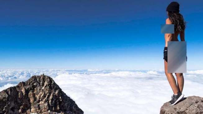 Telanjang di Gunung Keramat, Model Cantik Ini Picu Amarah Warga