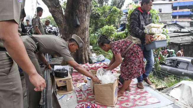 Petugas gabungan Dinas Perhubungan dan Satpol PP Provinsi DKI Jakarta melakukan penertiban parkir liar dan pedagang kaki lima di kawasan Tanah Abang, Jakarta, Kamis (4/5).