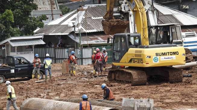 Pekerja menyelesaikan pembangunan proyek pembangunan rusun sewa tingkat tinggi Pasar Rumput, Jakarta, Kamis (4/5).