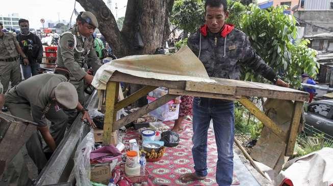 Petugas gabungan Dinas Perhubungan dan Satpol PP Provinsi DKI Jakarta melakukan penertiban parkir liar dan pedagang kaki lima di kawasan Tanah Abang, Jakarta, Kamis (4/5).